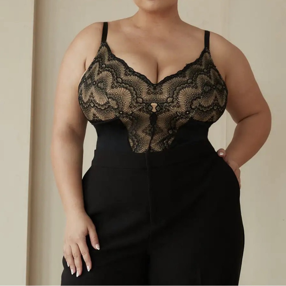 Pinsy Sculpting Lace Shapewear Bodysuit - Picture 3 of 11